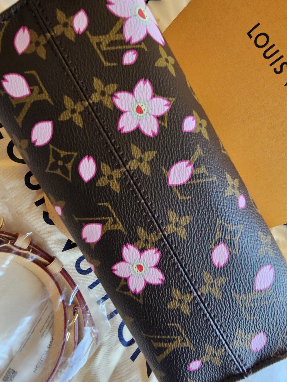 Louis Vuitton Monogram Takashi SAKURA ONTHEGO PM NEW - Picture 11 of 16
